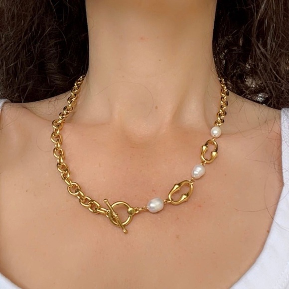 Elegant Gold and Pearl Women's Necklace - Picture 7 of 7